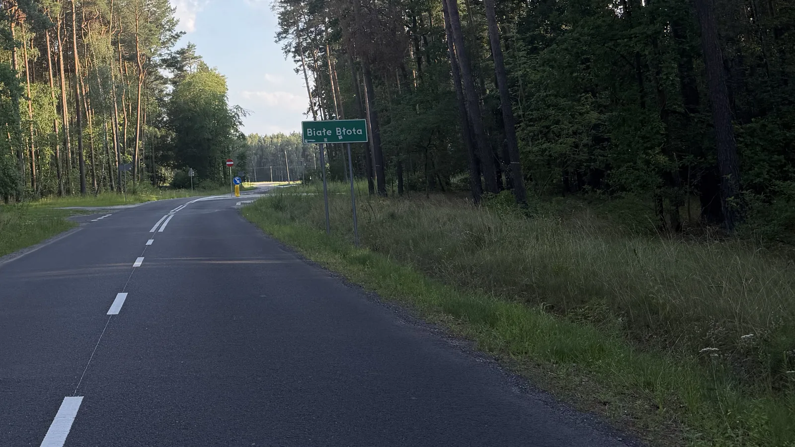 Tablica z nazwą miejscowości przy wjeździe do Białych Błot